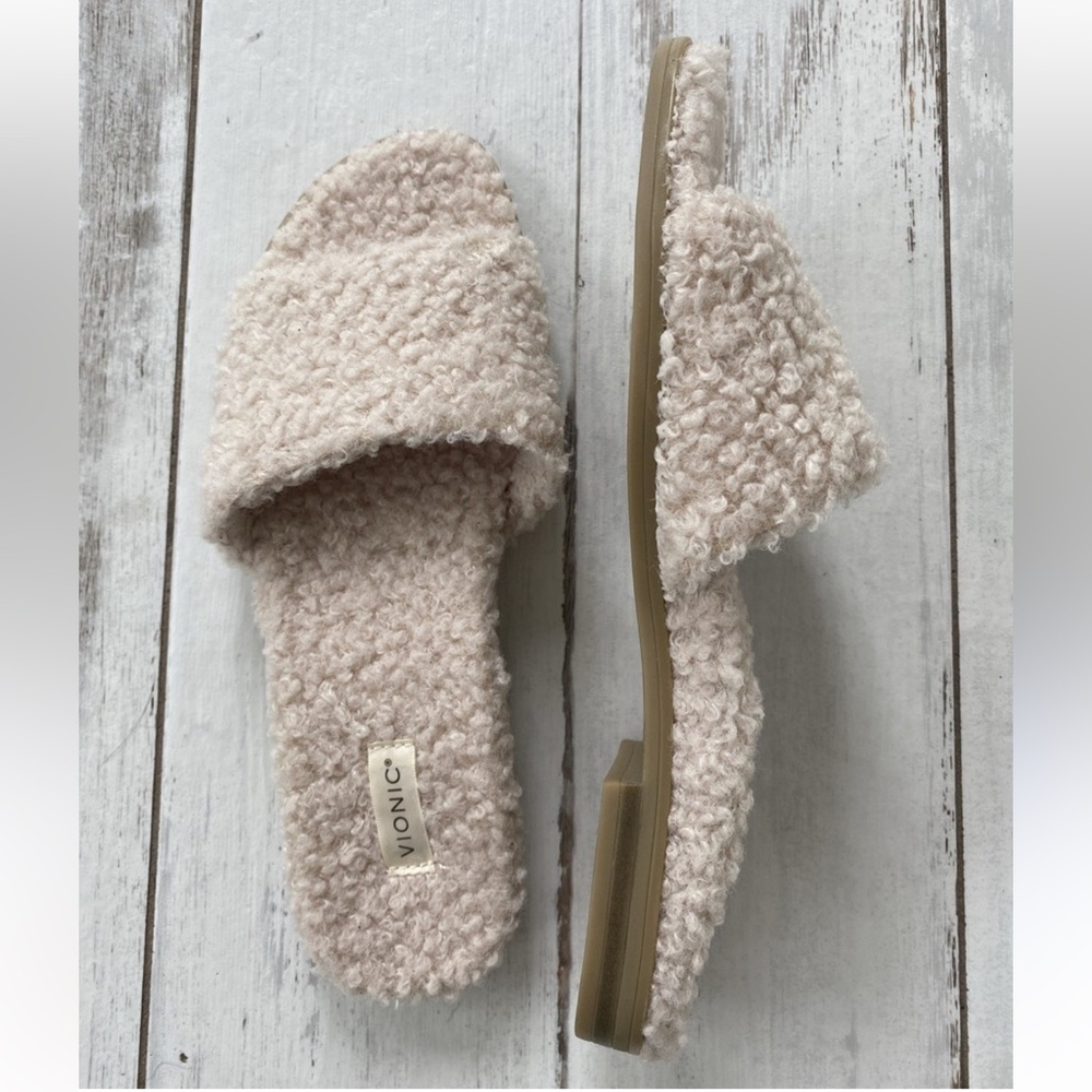 Vionic Cozy Tan Fuzzy Slippers‎